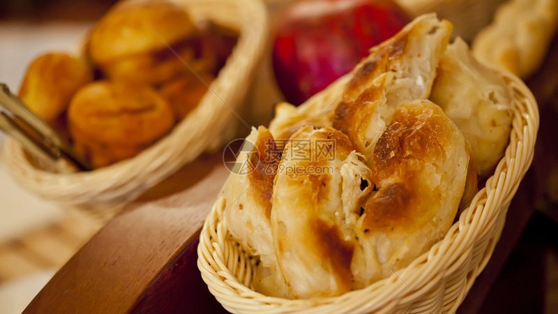 虽然狗狗饼干对狗狗相对安全，但并不意味着对人无害。以下是一些潜在的危害：